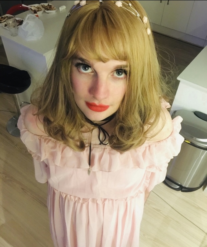 How should I come out to my girlfriend as a sissy?