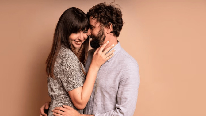 Do men and women think of dating old friends even when they are in a relationship?