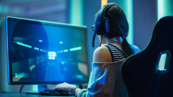 Gamers who plays more hours online? Girls Vs Boys?