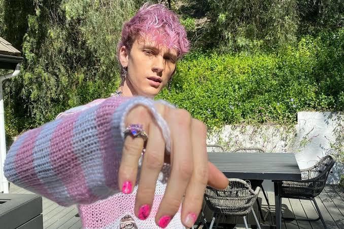 Should nail polish use become more common among guys?