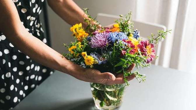 My male friend will give my mom flowers is that normal?