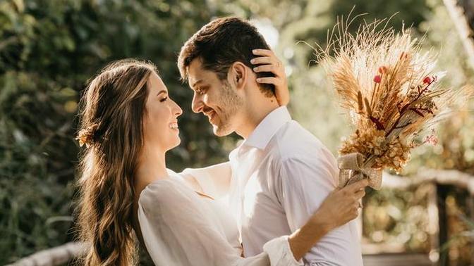 How do men know that they found the right women to fall in love with?