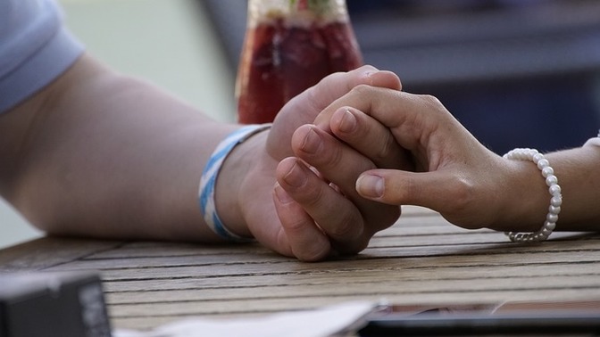 Is it a good idea to hold hands with a girl on the first date?