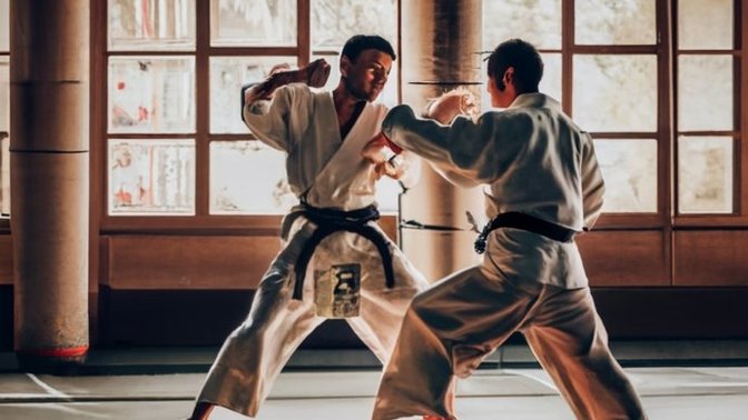 Realistically can a tall, muscular guy with no martial arts training beat a short man who fights regularly?