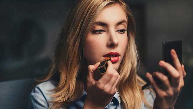 Do guys like lipstick for first date? Lipgloss or natural lips?