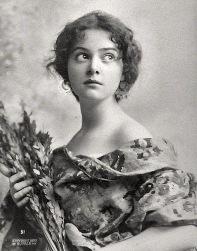 Why are very beautiful women rare before the 1930/40s? ?