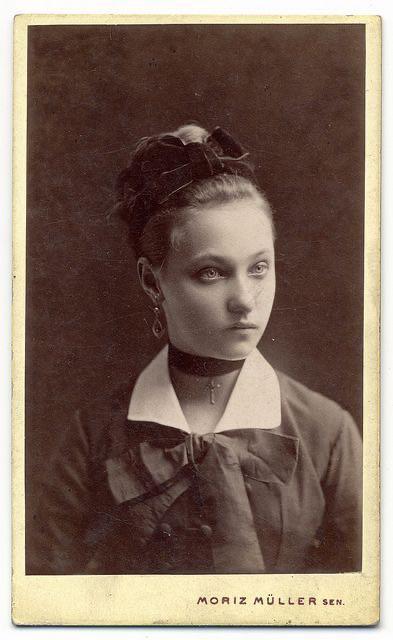 Why are very beautiful women rare before the 1930/40s? ?