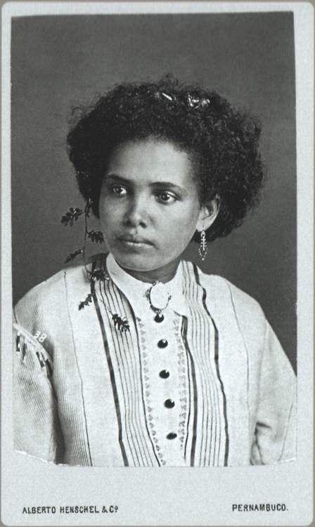 Why are very beautiful women rare before the 1930/40s? ?