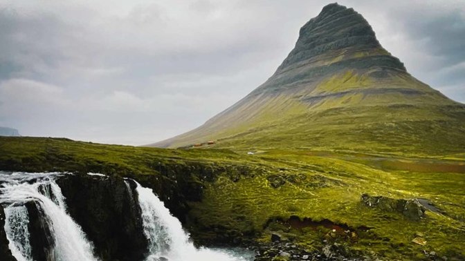 Which landscape do you think is more pretty?