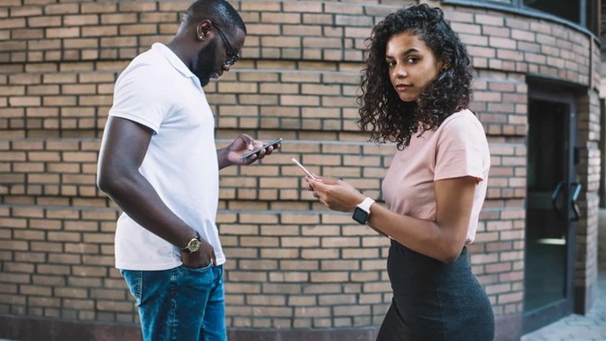 How to know if a guy (stranger) is interested and when to make the first move?