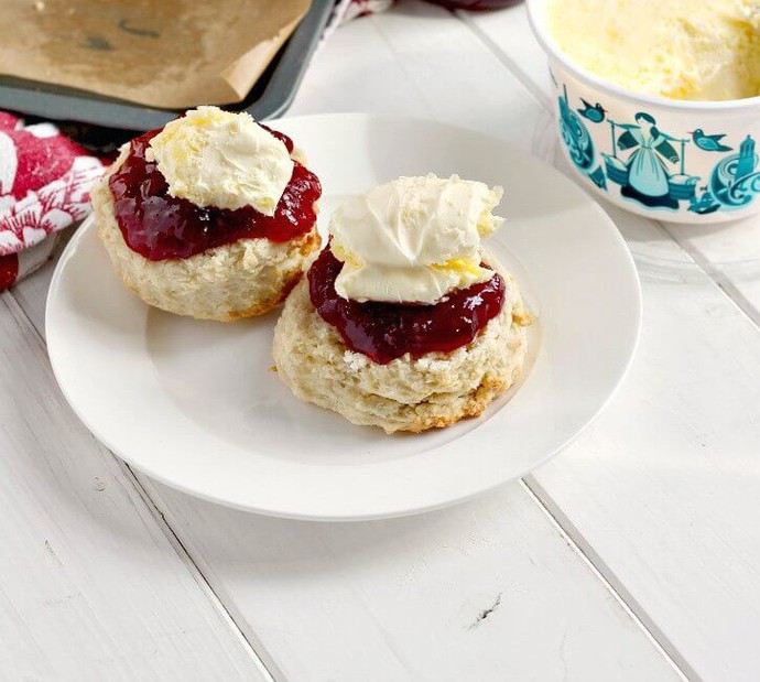 Does one eat scones open or closed?
