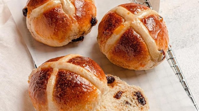 Does America have hot cross buns or is it just Christian countries?