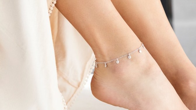 Girls, on which leg do you prefer to wear your anklet? Right or left? And why? Guys are also welcomed to tell their opinion?