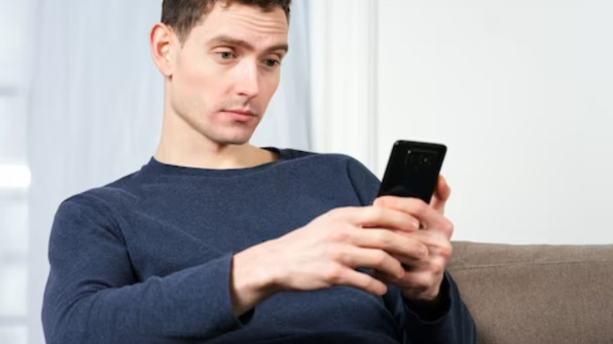 My boyfriend deleted his Instagram search history before I look. Do you think I should suspect him?