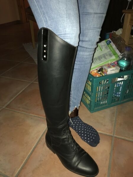 wearing only 1 boot is in-style! lol