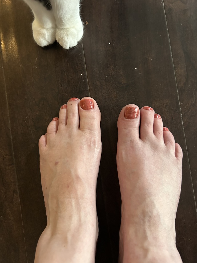 Kitty’s feet too