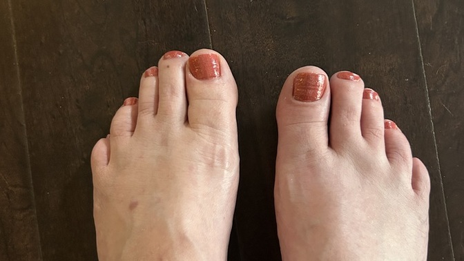 Women, show us your toes, will you?