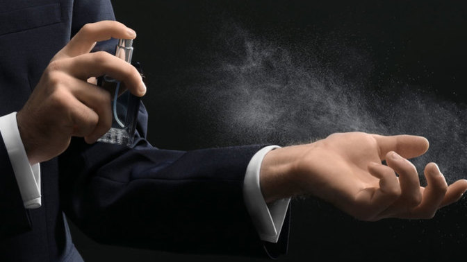 What percent do colognes play a role in attracting a woman?