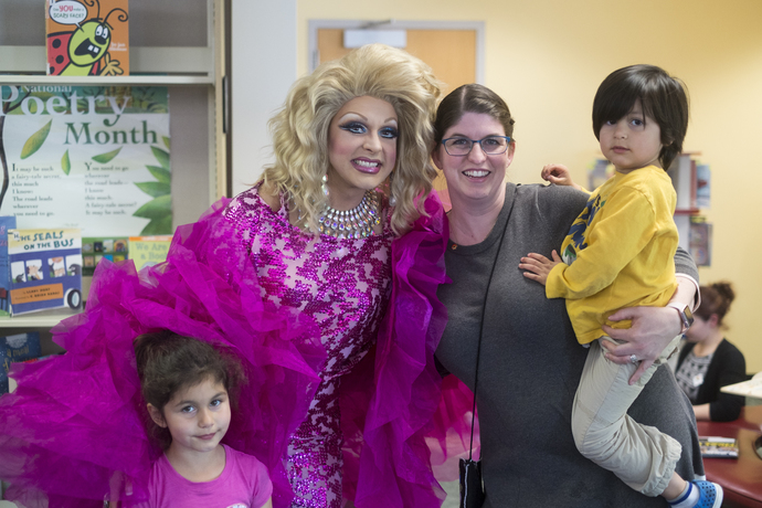 Disgusting American mother poses her children with a drag queen