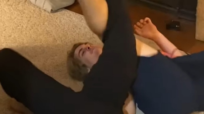 Are girls better at leg wrestling than guys?
