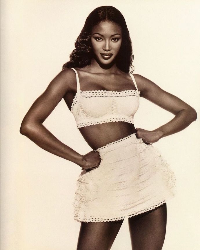 Which sexy pics do you love the most of 90s Naomi Campbell?