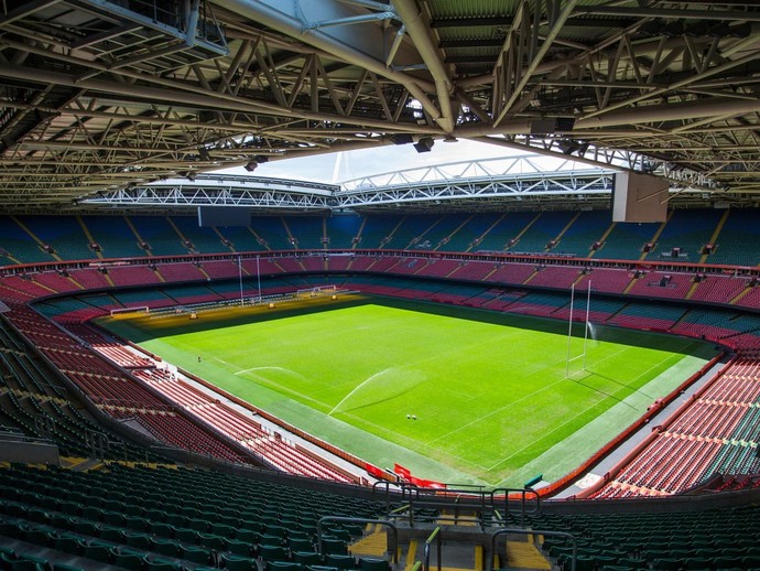 Dome or open stadium? Grass or artificial turf field for football 🏈?