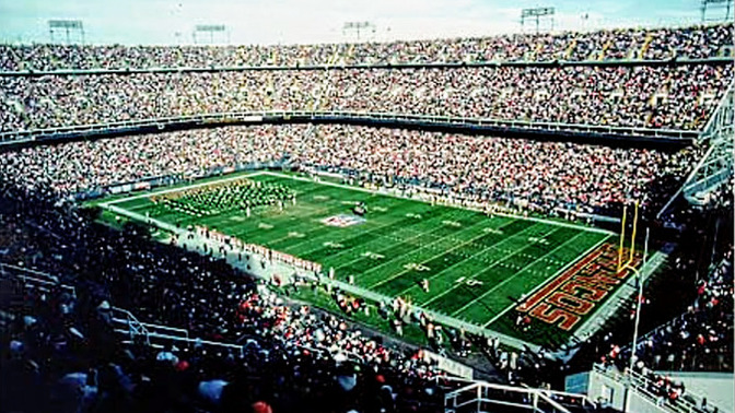 Dome or open stadium? Grass or artificial turf field for football 🏈?