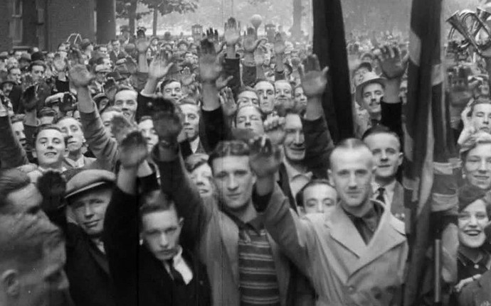 Does saying you cant be patriotic unless you support a particular party or candidate smack of fascism?