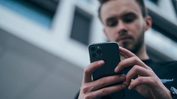 Do boyfriends text you daily or how often does boyfriend text a girl?