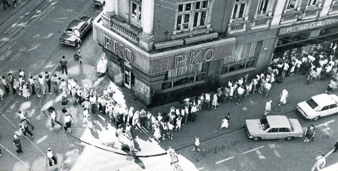  and an example of the queue. Some people stood there from the evening of the previous day 