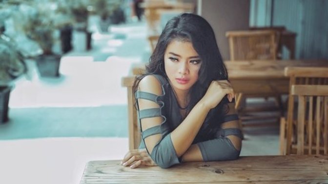 Can girls easily move on from a 10-year relationship without any reason and be happy with someone else, burying their past memories?