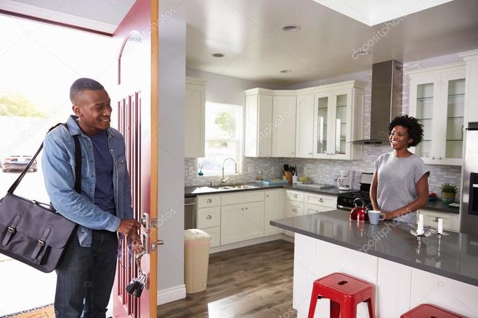 Guys, when you come back home after an exhausting day of work, do you love seeing your partner pretty in makeup?