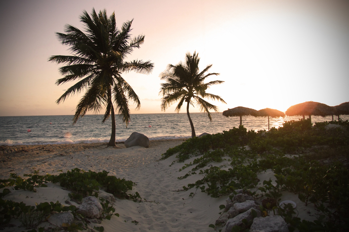 Does anyone else can spend from dawn to dusk at the beach and not get bored nor tired of it?