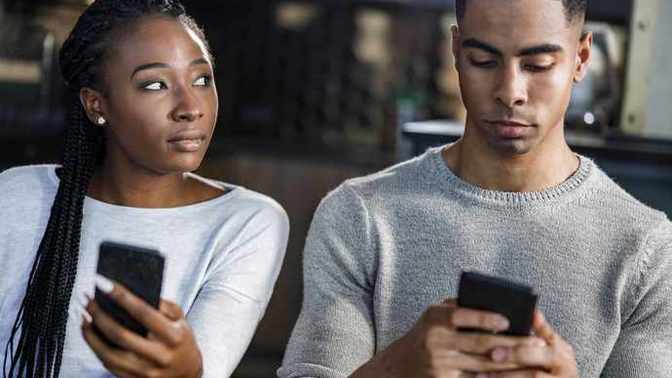 My boyfriend saved a picture of another girl on his phone. What does it mean?
