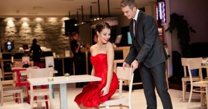 Should the man have to pull the ladys chair or open the car door or door in general for her on a date?