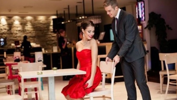 Should the man have to pull the lady's chair or open the car door or door in general for her on a date?