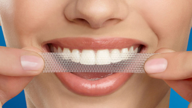 Should I use whitening strips before or after brushing teeth?