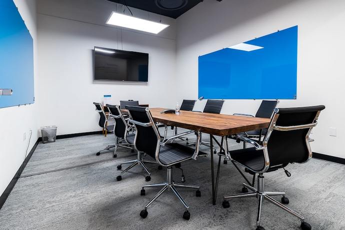 What benefits do individuals and businesses gain from participating in the co-working space culture?