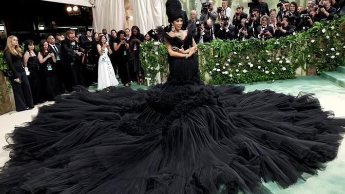Girls, How do you walk in this dress?
