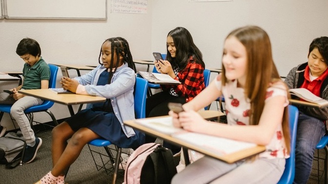 Should public school ban cellphones?