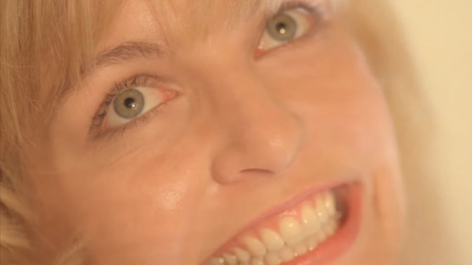 Guys, how would you react if a woman smiled at you like this? and girls can you smile like this woman?
