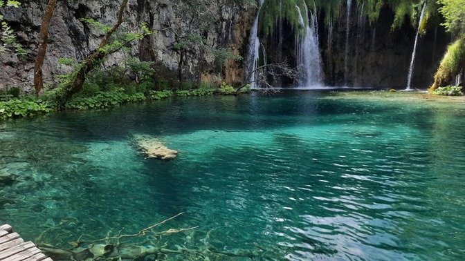 Which of these nature photos is more beautiful?