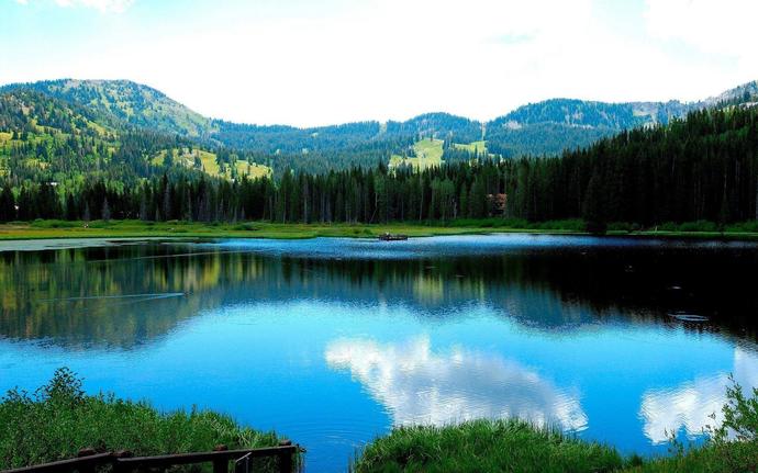 Do you live near any huge bodies of water. If so what’s the closest to you?