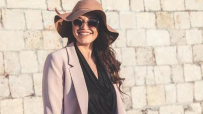 Why do overweight girls hide their bodies on dating apps?