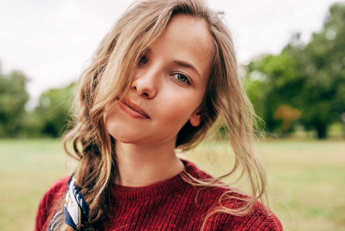 This girl is wearing a no-makeup look