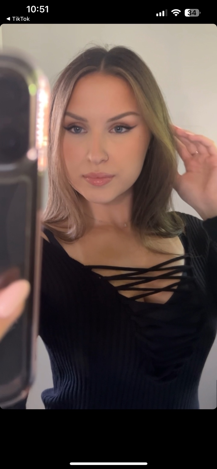 Who else loves to wear all black? Do you think all black looks sexy?