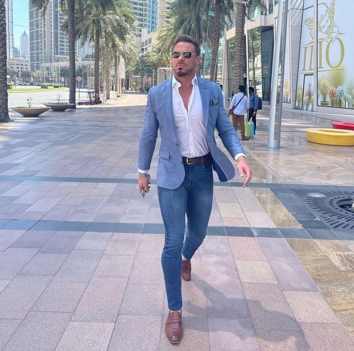 How should a good looking mans clothes fit?