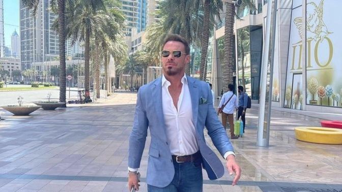 How should a good looking man's clothes fit?