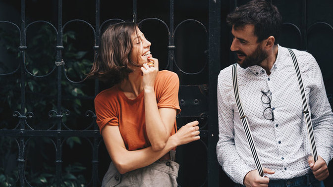 How should I deal with a guy I like who flirts with me, but has a girlfriend?