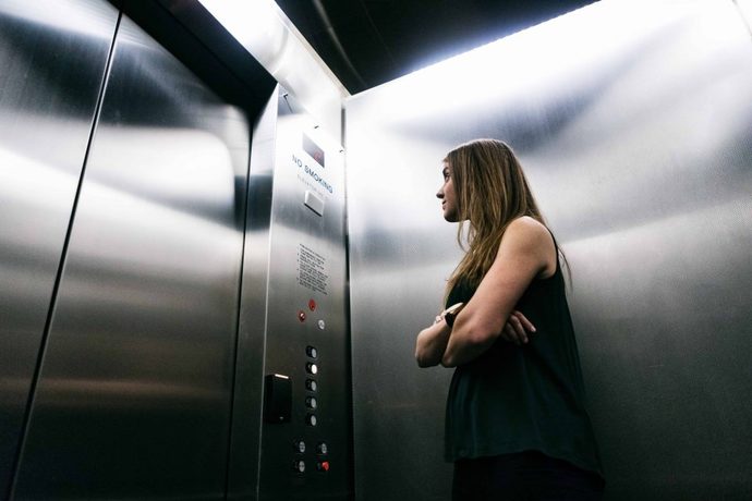 Girls, can you unbutton your pants in the elevator?